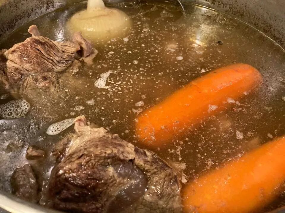 Сколько часов варить холодец из говядины. Холодец из говядины. кастрюля для холодца. бульон для холодца. холодец на плите.