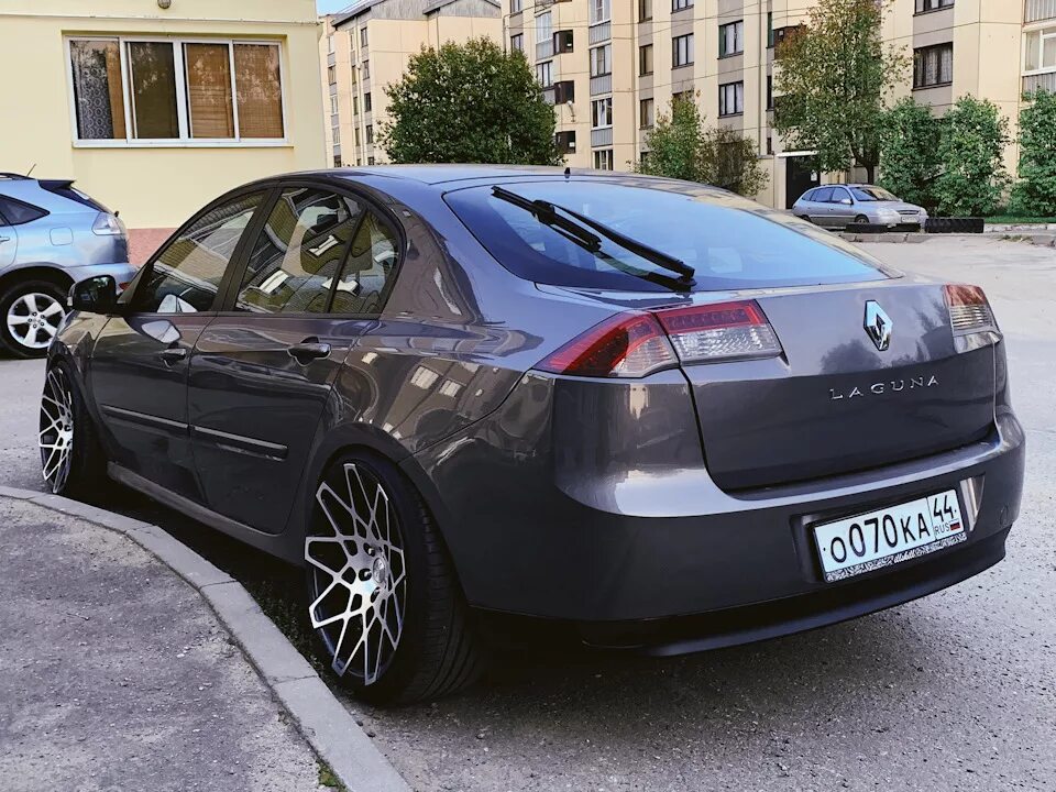 Петербург 2 рено. Renault Laguna 3. Рено Лагуна 3 стенс. Renault Laguna 3 stance. Рено Лагуна 3 на литье.