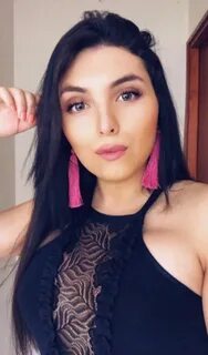 Kokraklari va qorni osilgan gozal ayol pornosi