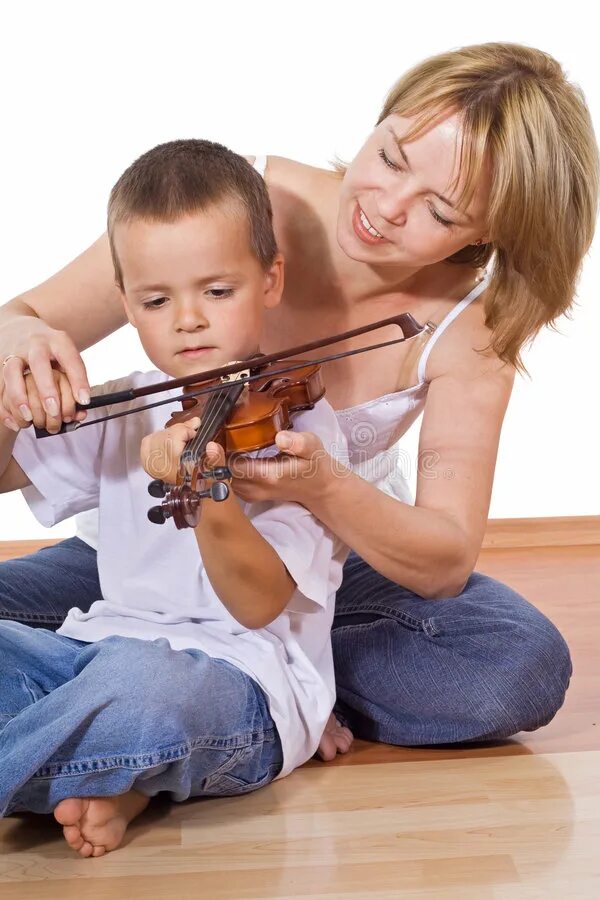 Мальчик скрипач. Дети играют на музыкальных инструментах. Женщины обучают мальчиков. Дети играющие на нервах.