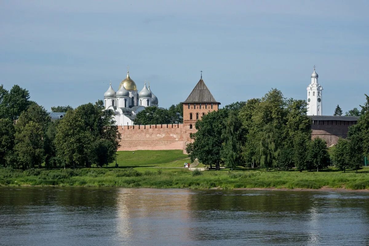 Есть ли в великом новгороде. Новгородский Кремль Великий Новгород. Новгородский Детинец Великий Новгород. Великий Новгород Кремль река Волхов. Кремль Волхова Великий Новгород.