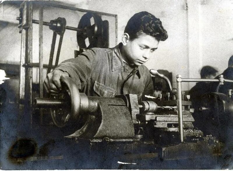 Дети у станков в блокадном ленинграде. Женщины труженики тыла в годы великой отечественной войны. Работах отечественных. Дети на заводах в годы великой отечественной войны 1941-1945. Дети на заводе в годы войны.