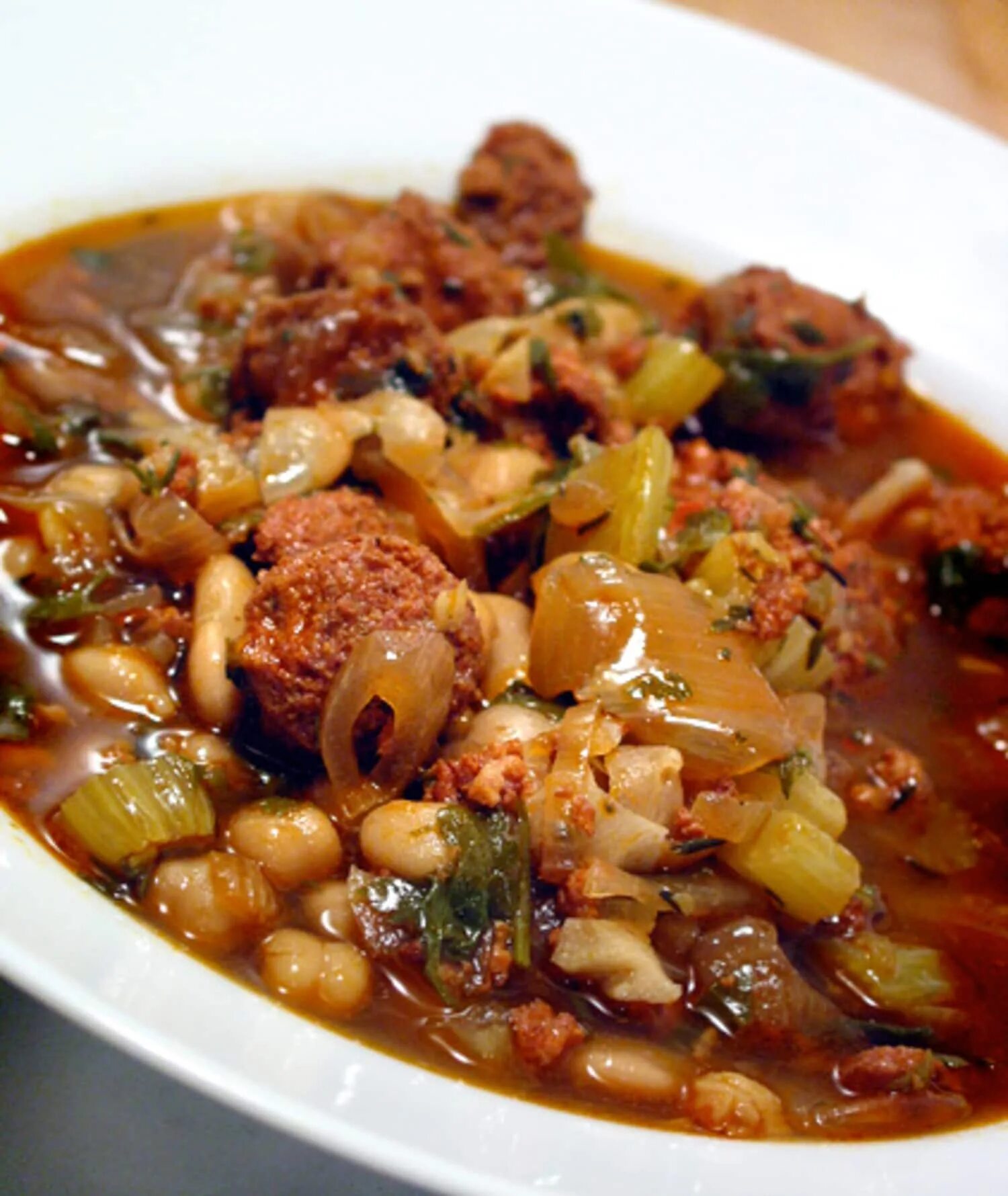 Мясо тушеное с нутом. Нут с ребрышками. Блюда с нутом и мясом. Нохат шорак. Нут с мясом и овощами.