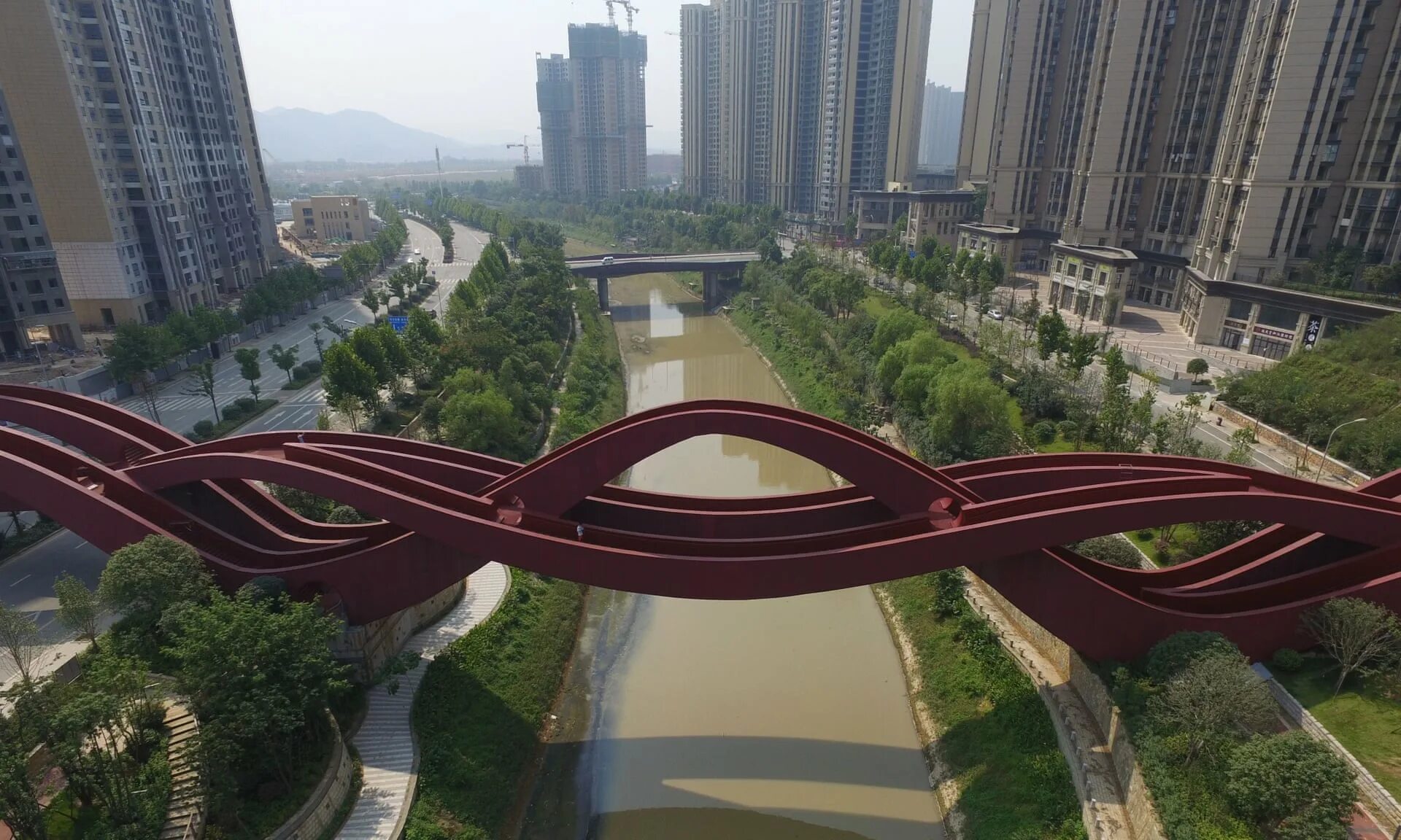 Пешеходам в китае. Пешеходный мост Changsha Lucky Knot. Мост «Lucky Knot». Китай. Мост Lucky Knot, Чанша, Китай.. Гуанси Китай мост.