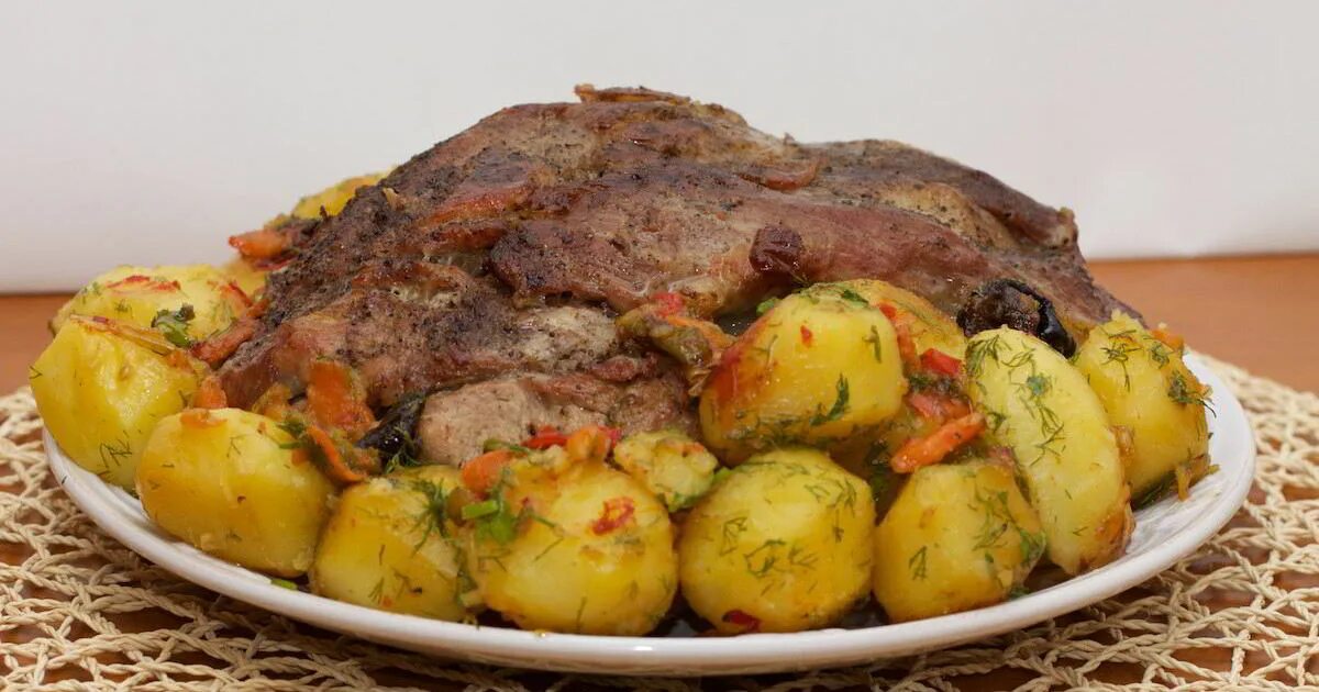 Картошка с мясом. Отварной картофель с мясом. Отварное мясо с картофелем. Отварная картошка с мясом.