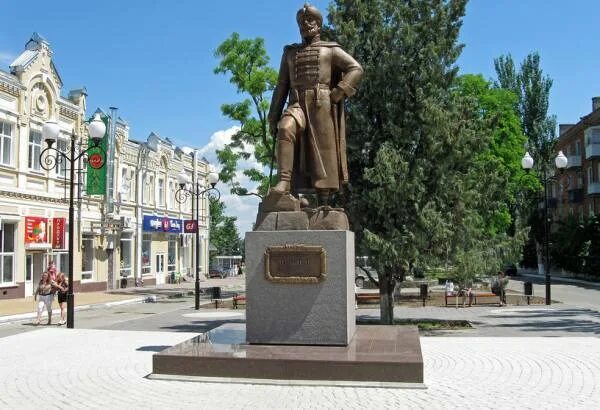 1 г азова. Памятник Шеину в Азове. Шеин памятник в Азове. Памятники города Азова.