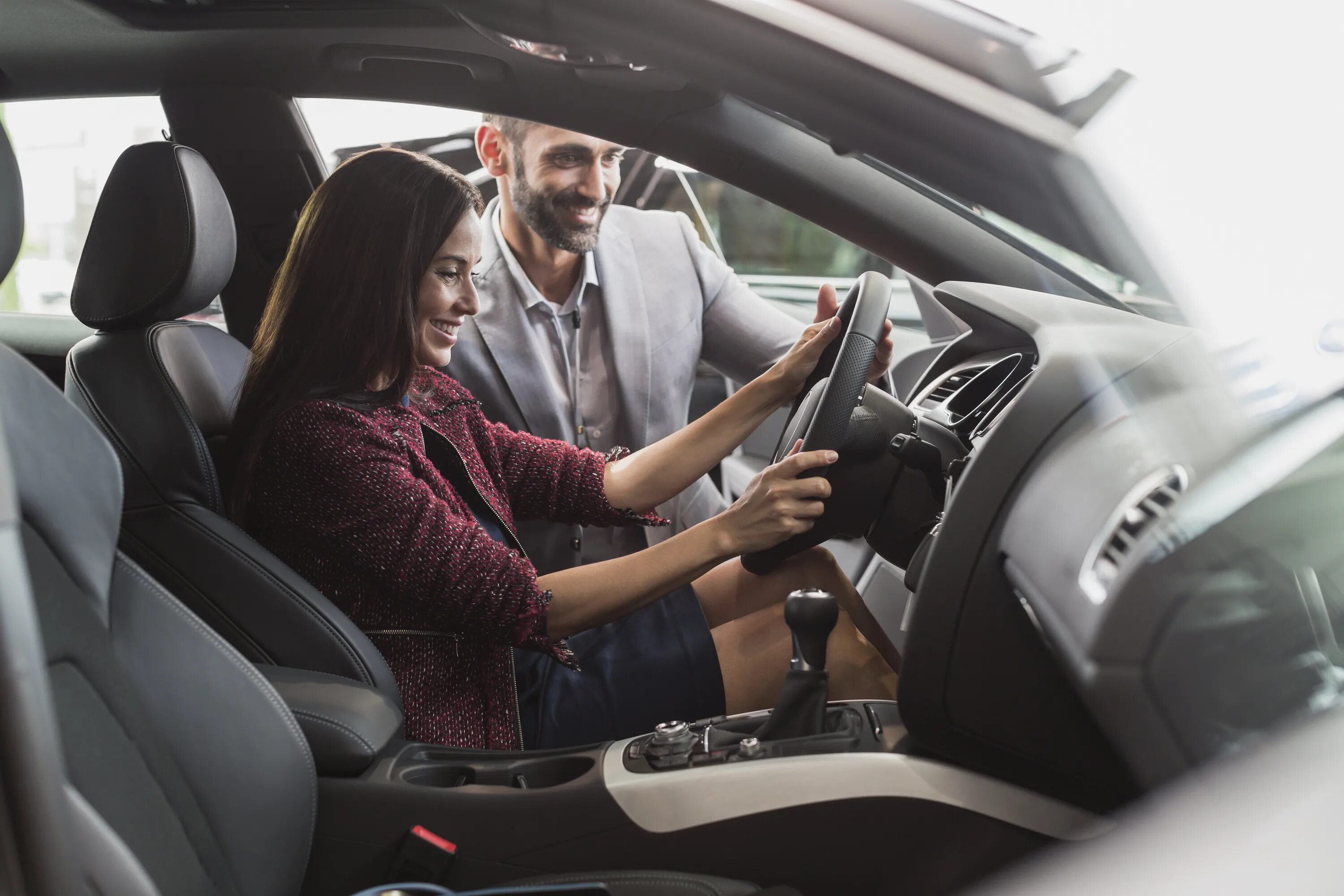 During driving. Машины в салоне тест драйв. Драйв тест в салоне. Женский тест драйв авто. Car and man игра.