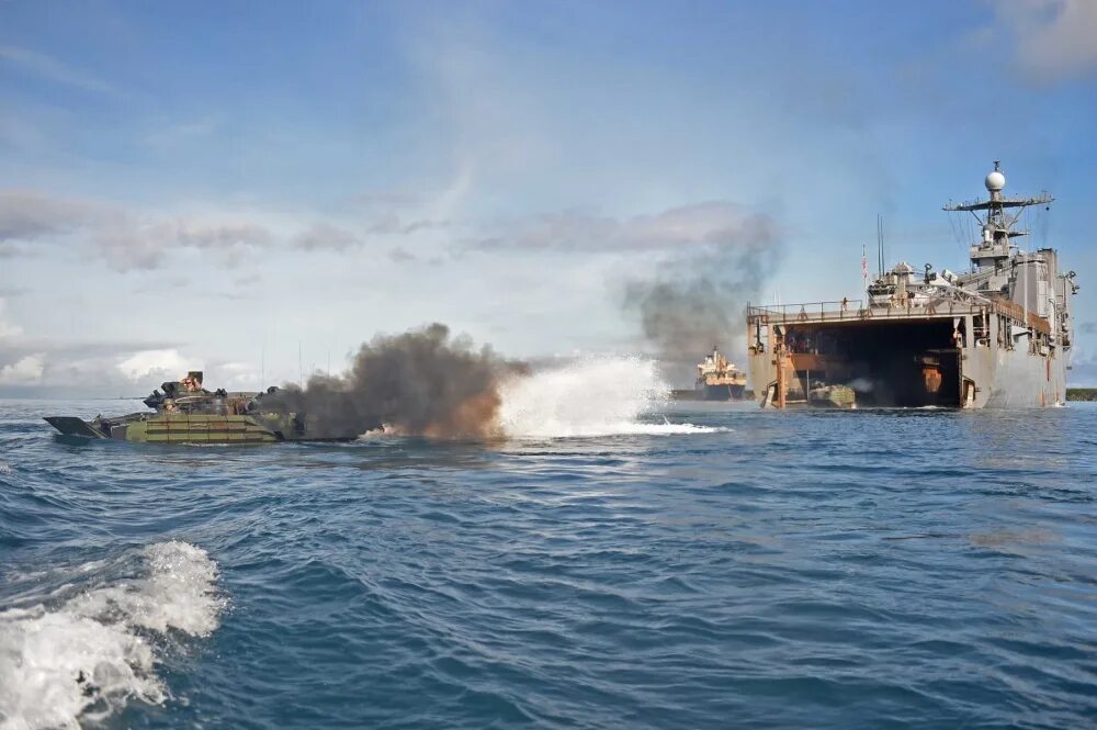 гибель бдк саратов в порту бердянска. большой десантный корабль саратов бердянск. взрыв в порту бердянск 2022. затопили десантный корабль. затопленный бпк очаков.