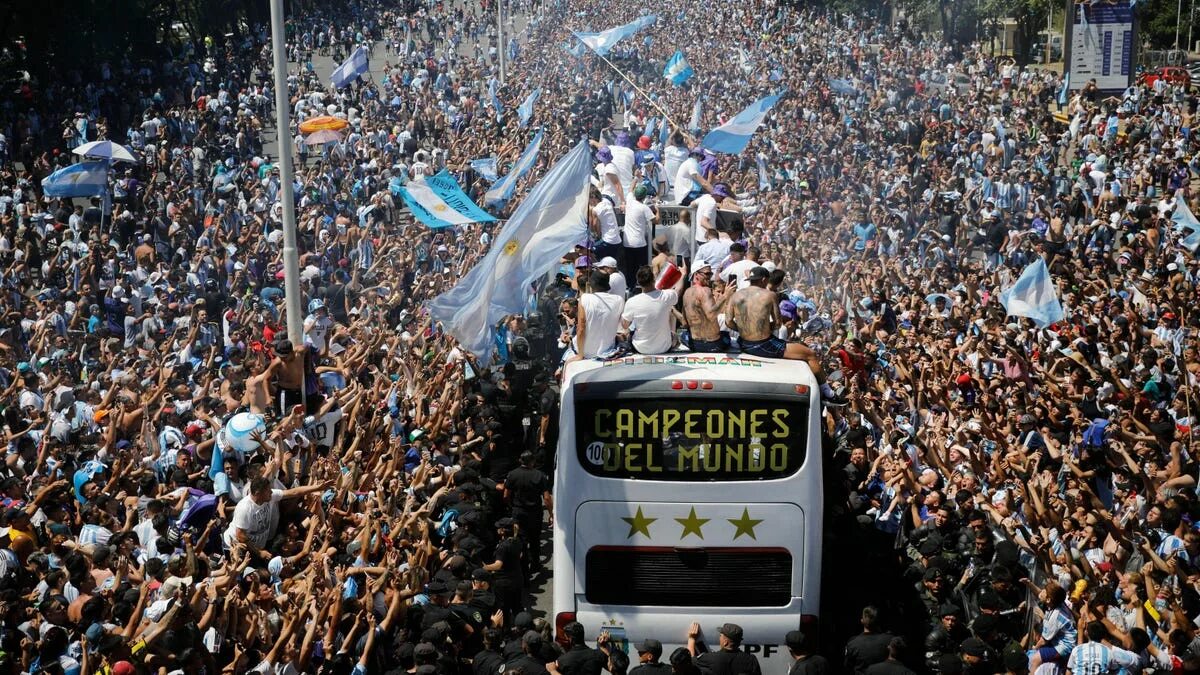 Take fans. Парад в Аргентине. Парад в США. Argentina Fans 2022. Аргентина группа.