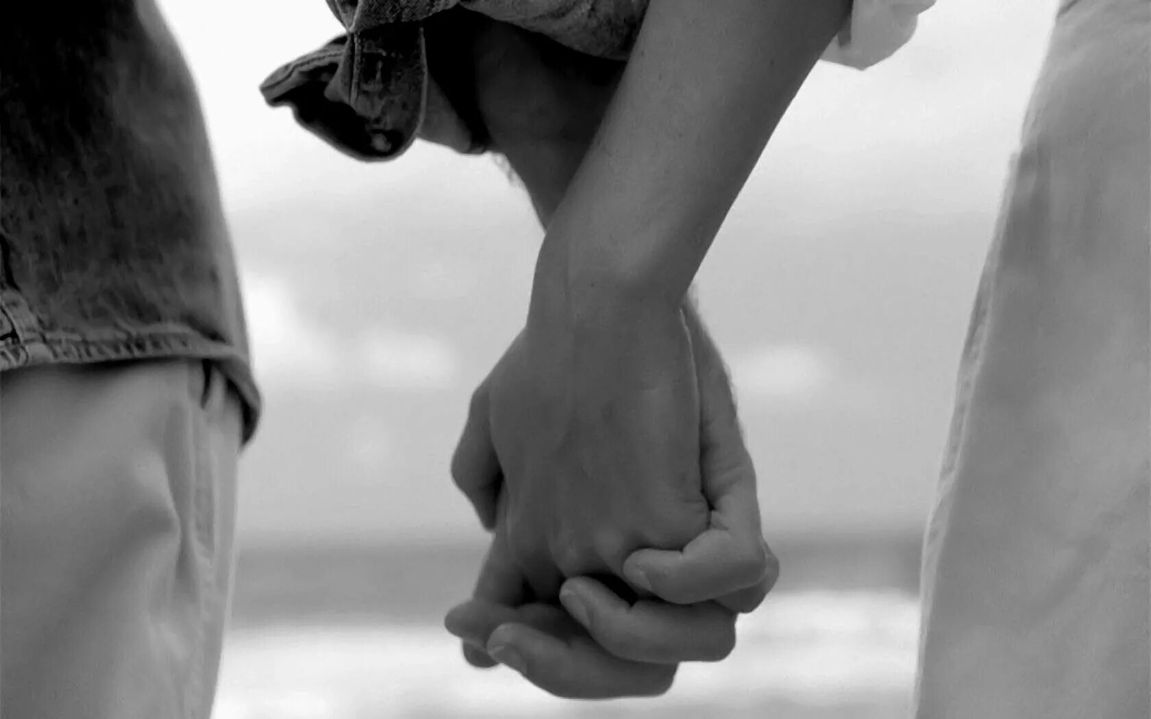 Истории рядом каждый день. Руки влюбленных. Держась за руки. Руки мужчины и женщины вместе. Взялись за руки.