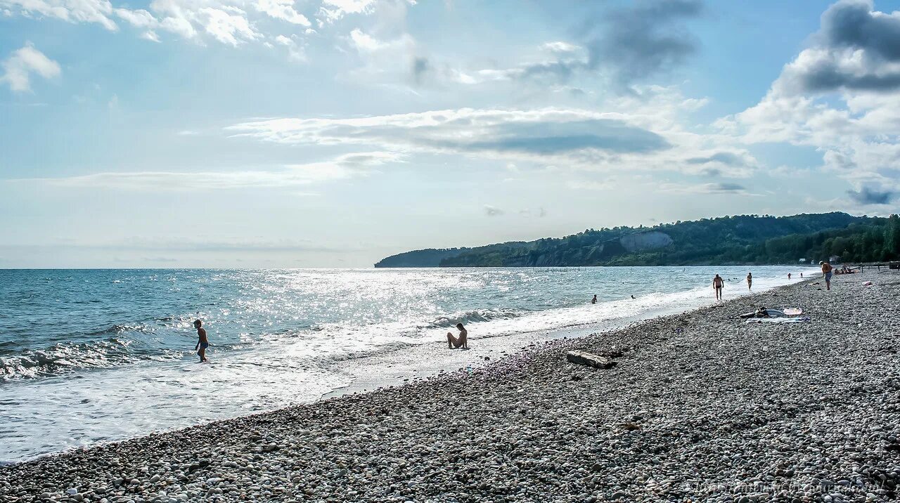 Пляж Бамбора Абхазия. Пляж золотой берег Абхазия. Гудаута Абхазия пляж. Мыс Бамбора Абхазия Гудаута пляж. Золотой берег абхазия