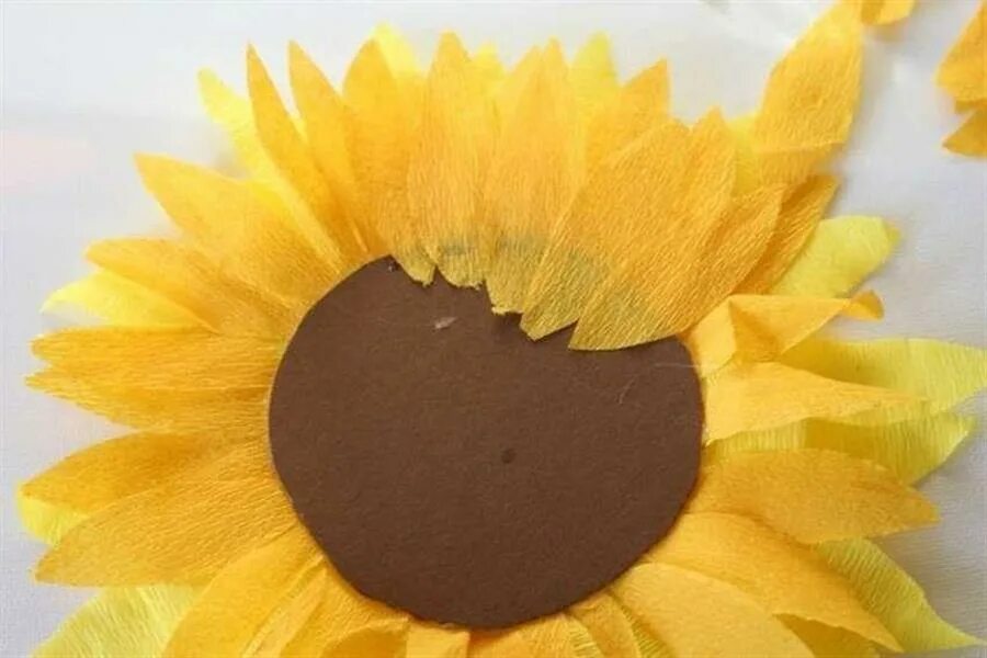 Подсолнух из гофрированной. Подсолнух гофробумага. поделка подсолнух. подсолнух из бумаги. подсолнух из гофрированной бумаги.
