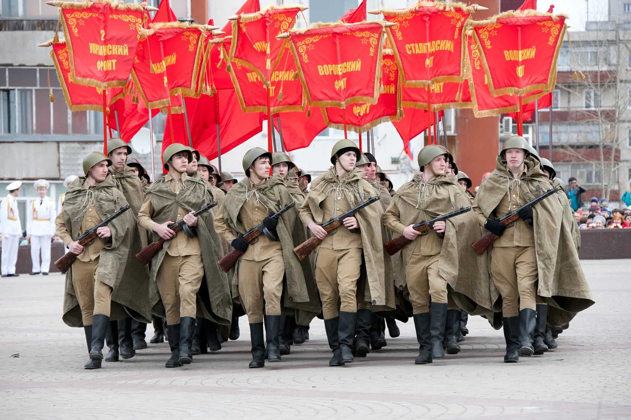 9 мая день победы солдаты. День Победы солдаты. 9 Мая солдат. Советские солдаты на параде.