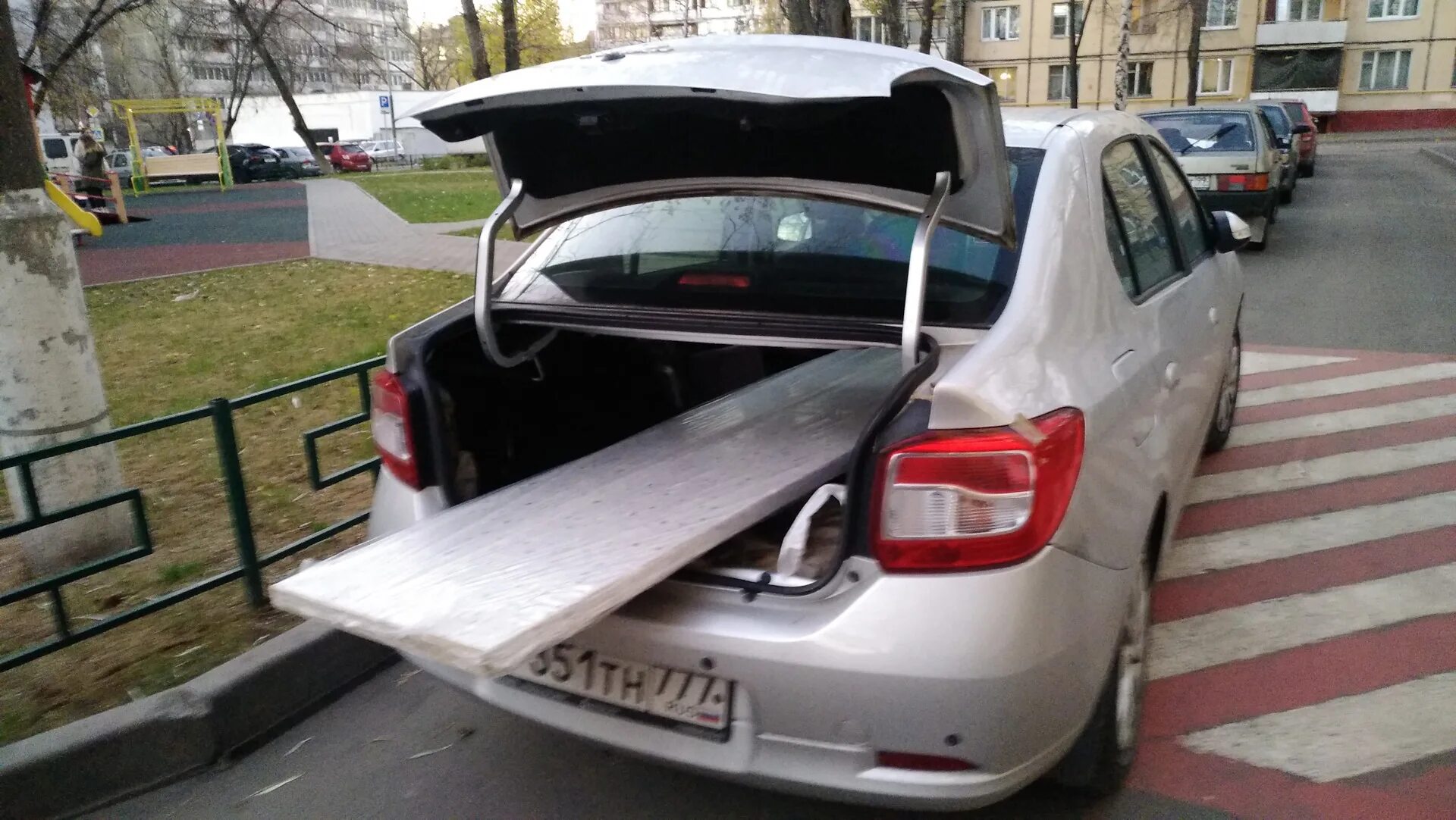 Polo sedan длинномер багажник. Длинномер Рено. Что перевозим в багажнике. Багажник на фаркоп для длинномера.