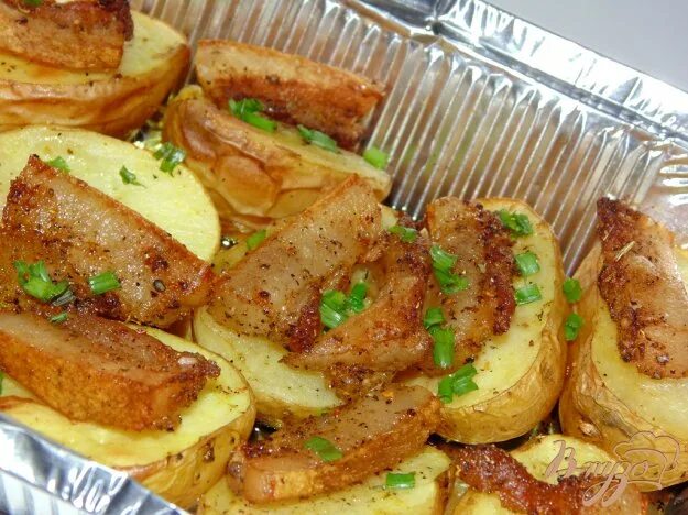 Картофель запеченный с салом в духовке. Картошка запеченная с салом в духовке. Картошка запеченная с салом. Печёная картошка в духовке с салом.