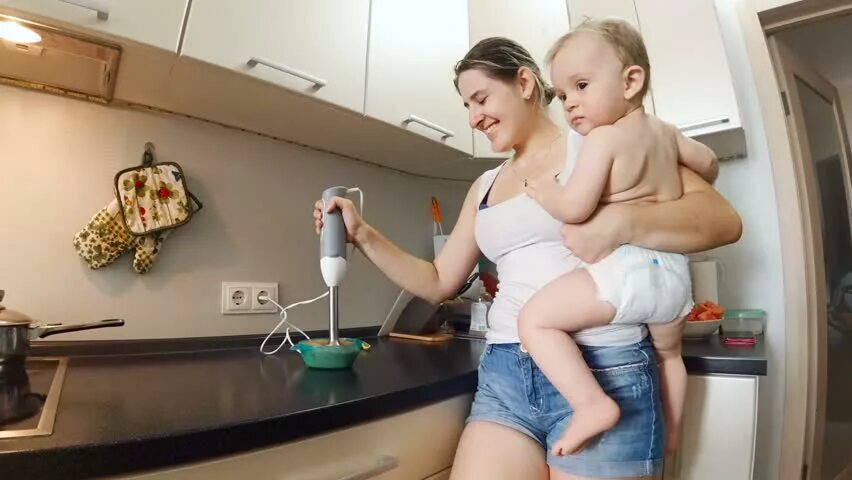 Кухня и сын. Молодые мамки на кухне. Мама на кухне.