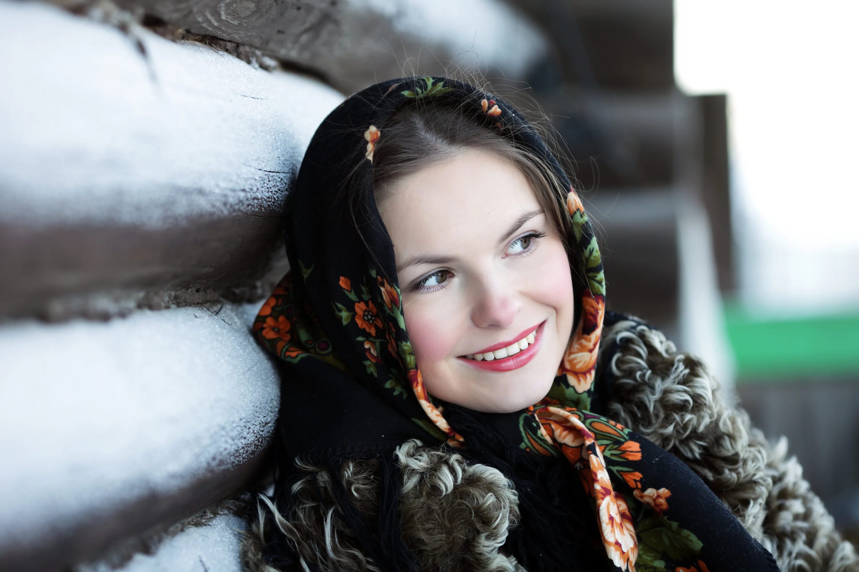 Русские женщины позируют. Девушка в платке.