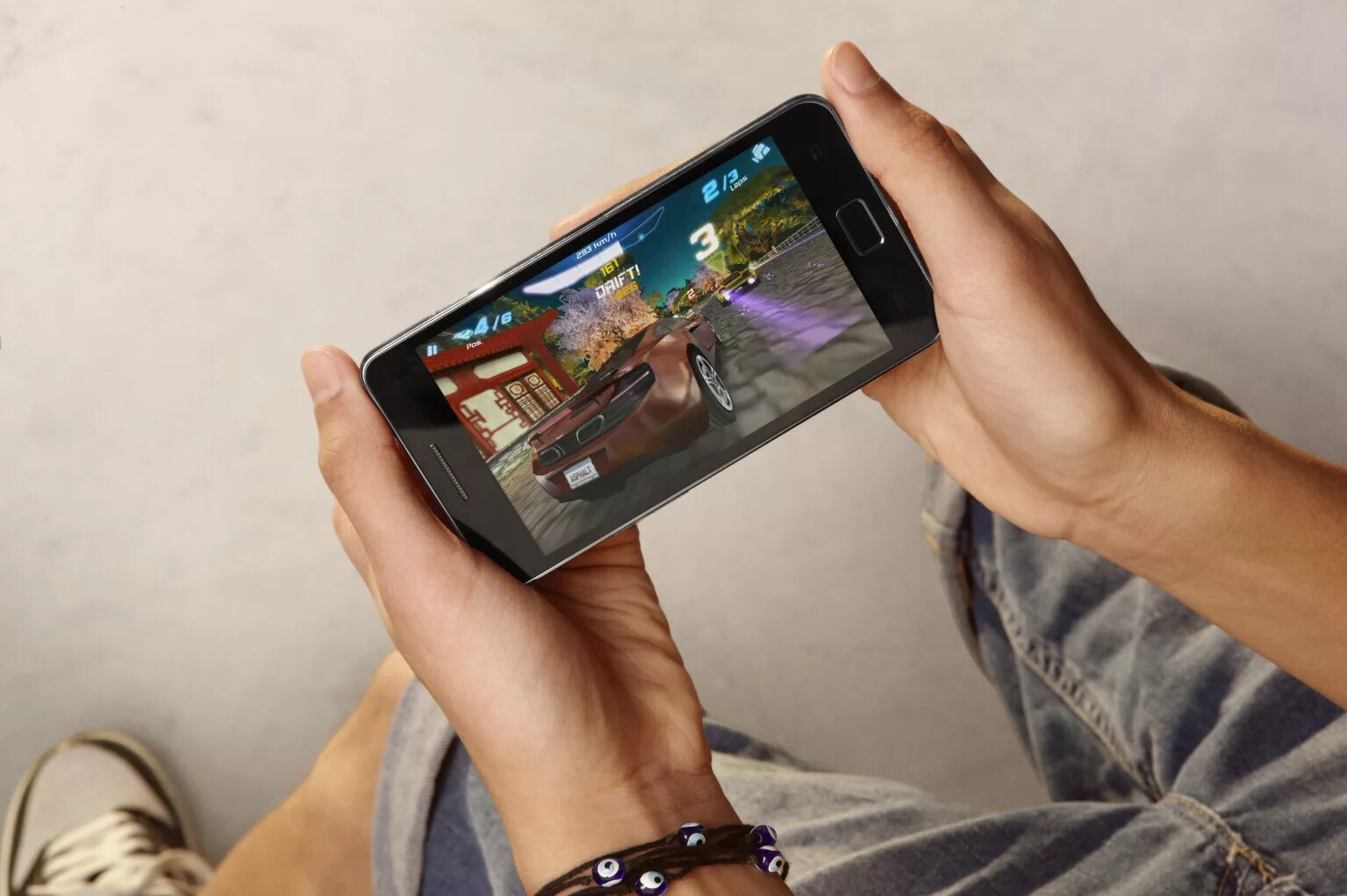 Смартфон установка игр. Игры на смартфон. игровой смартфон в руках. игровой смартфон самсунг. лучшие игры на смартфон.
