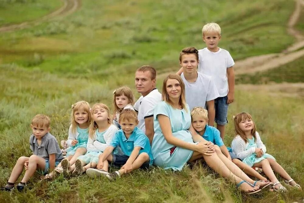 Не имеющие детей детей больше. Многодетная семья Вологодская область. Многодетная семья в России. Многодетный. Большая семья.