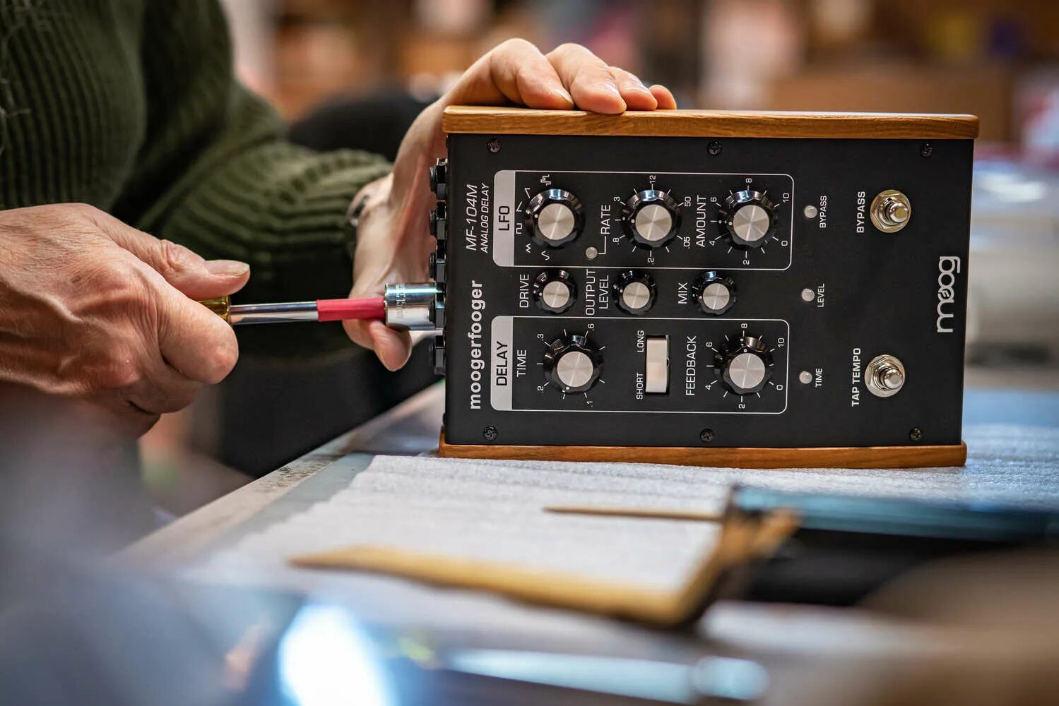 It has a delay. Moog mf-101. moog delay. moog mf delay inside. moog mig mag moog.