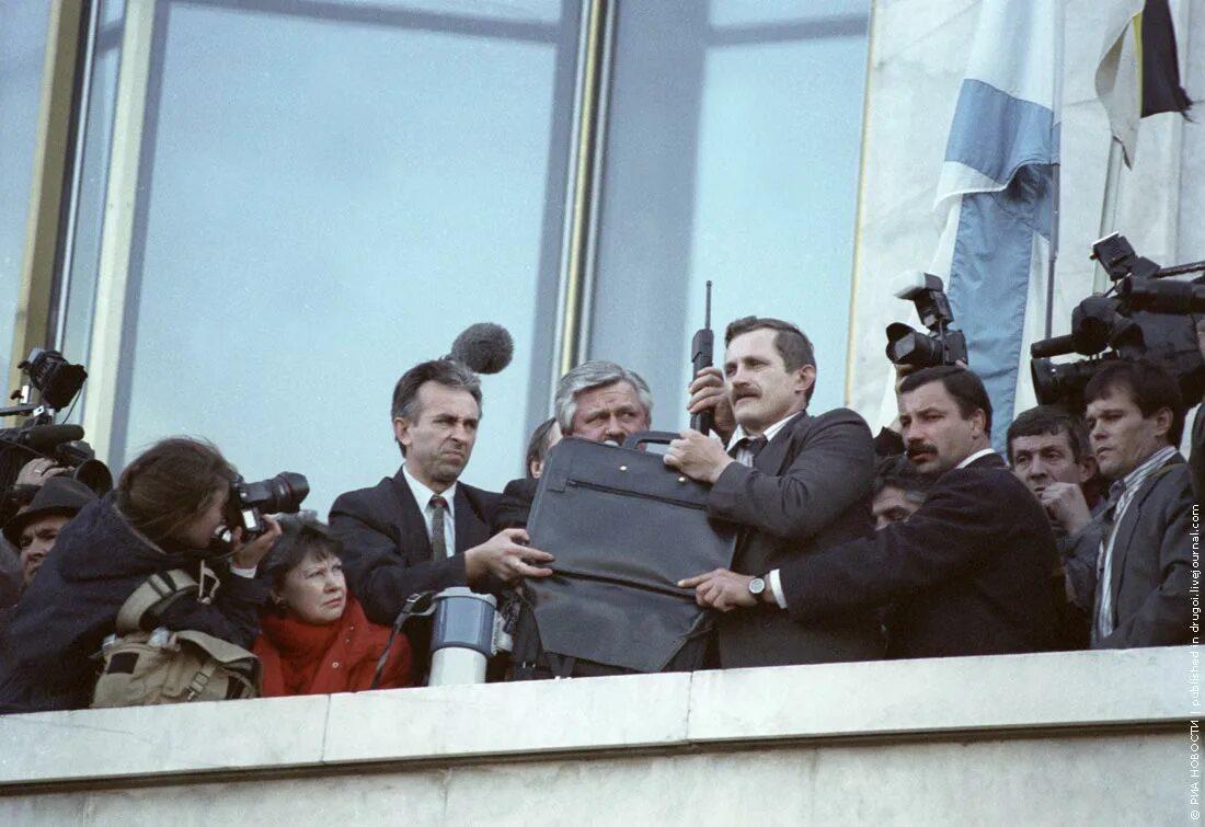 Белый дом события. Верховный совет в 1993 руцкой. руцкой хасбулатов 1993. белый дом 1993 год ельцин.