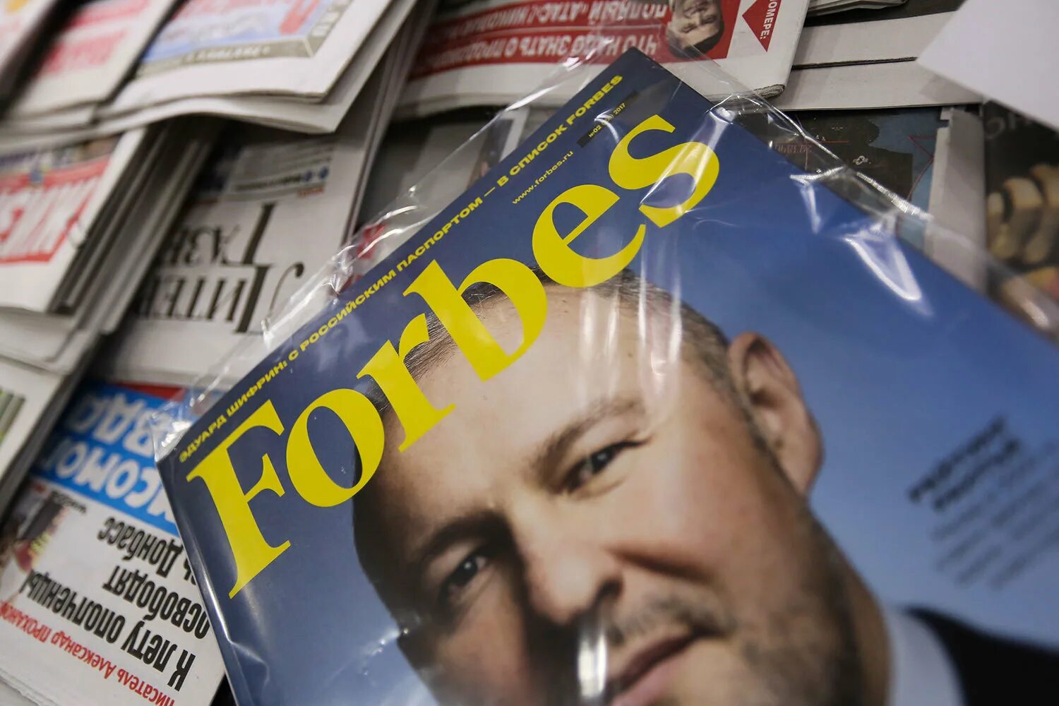 Журнал форбс самые богатые. Forbes обложка. Журнал форбс. Обложка журнала форбс. Обложки форбс Россия.