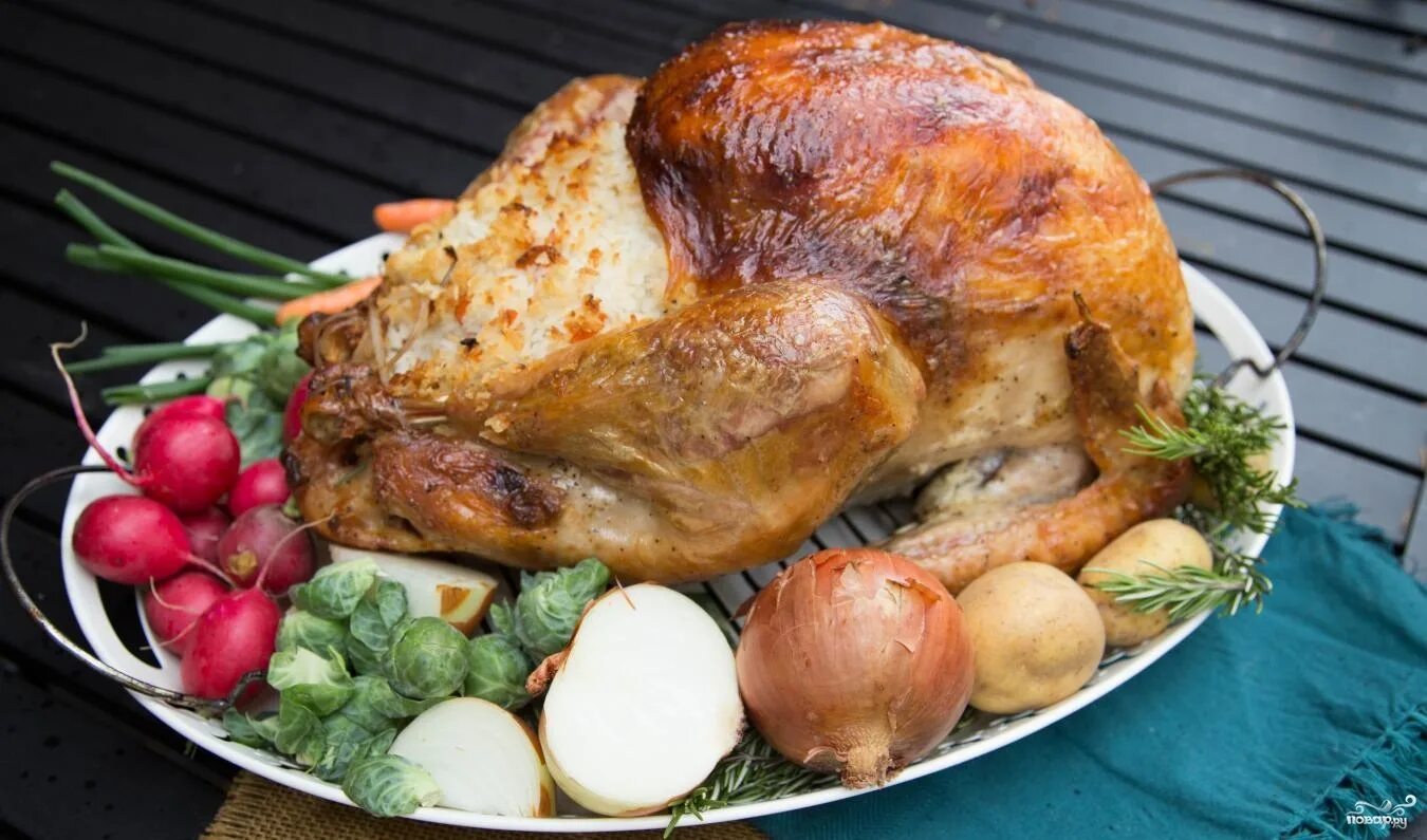 Рождественская индейка с апельсинами. Запеченная индейка на рождество. Индюк запеченный в духовке. Курочка в духовке новогодняя. Рождественская индейка.