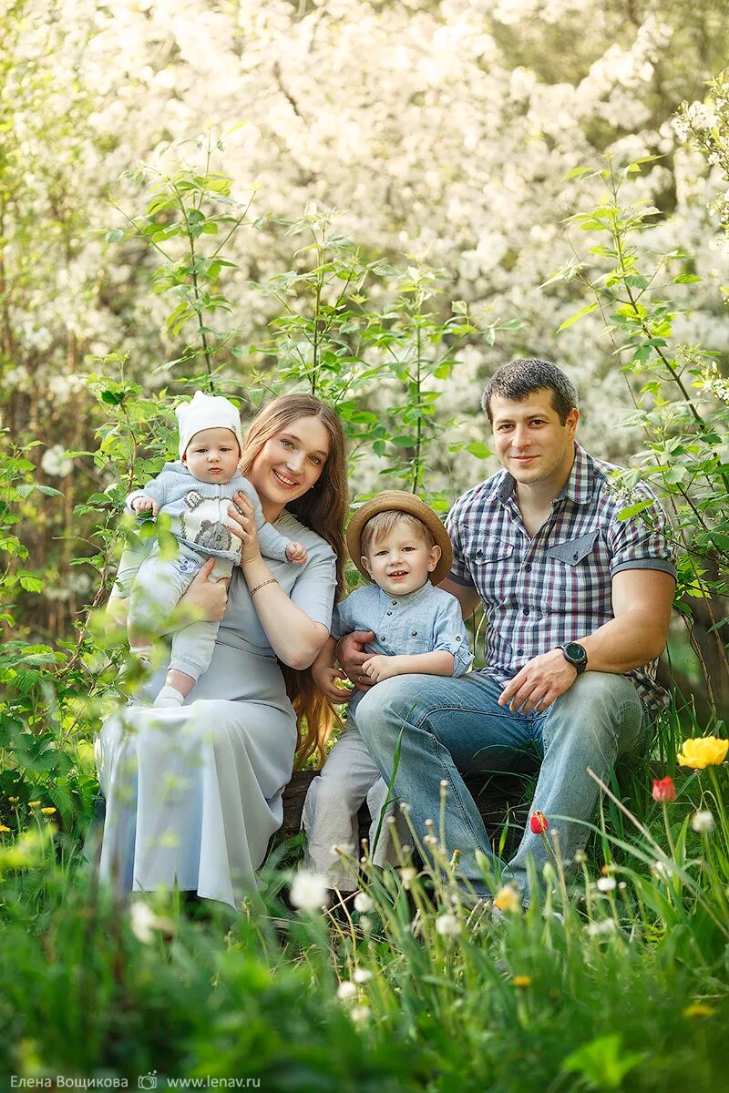 Идеи для семейной фотосессии на природе. Семейная фотосессия на природе летом. Семейная фотосессия. Семейная фотосессия на природе. Летняя семейная фотосессия на природе.