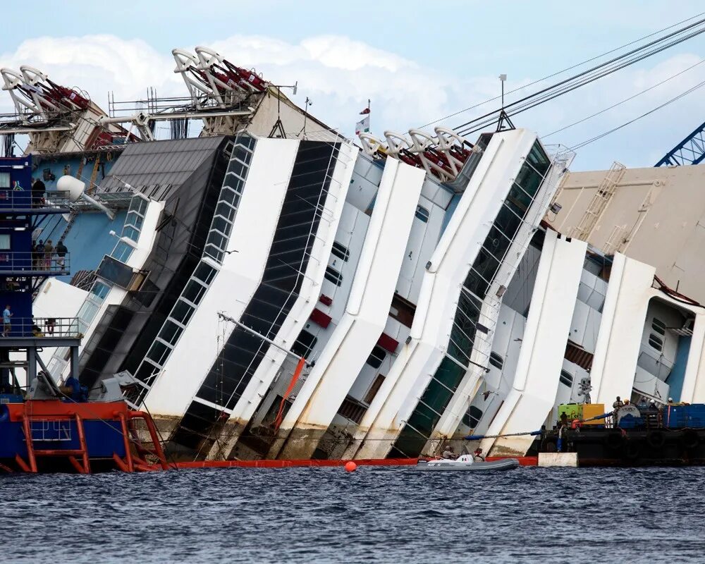 Конкордия крушение. Корабль Costa Concordia. Коста Конкордия крушение. Коста Конкордия подняли. Коста Конкордия затонувшие корабли.