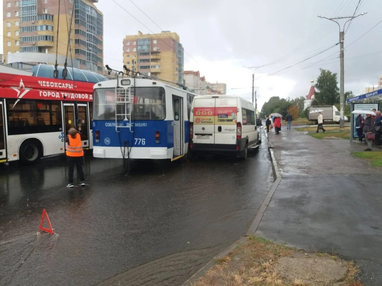 Остановка медцентр. Чебоксары троллейбус авария. Остановка. Остановка автобуса. Остановка троллейбуса.