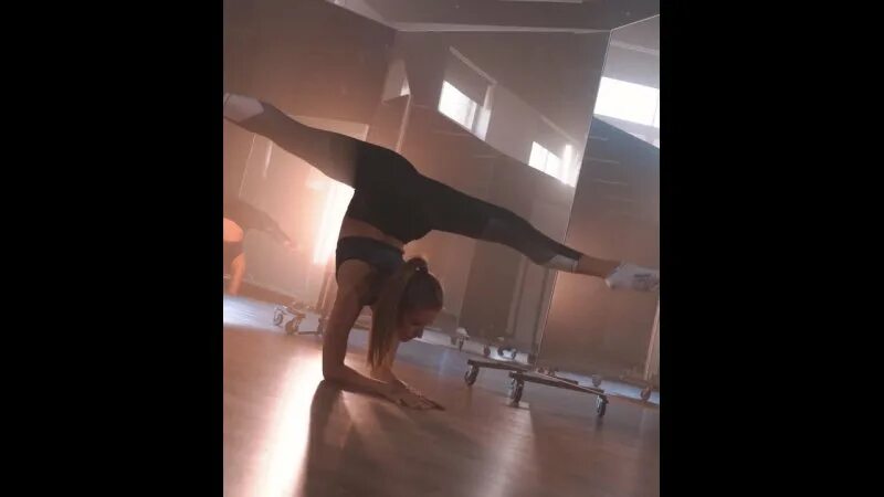 растяжка спины у гимнасток. растяжка для начинающих с дарьей котельниковой. упражнение для спины кататься на спине. продольный шпагат. Imagine fitness дарья котельникова.