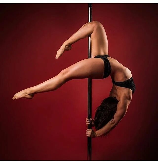 Танцы на пилоне это вид спорта. Танцы на пилоне девушки. Танцы на пилоне. Девушка на пилоне. Зинченко пилон.