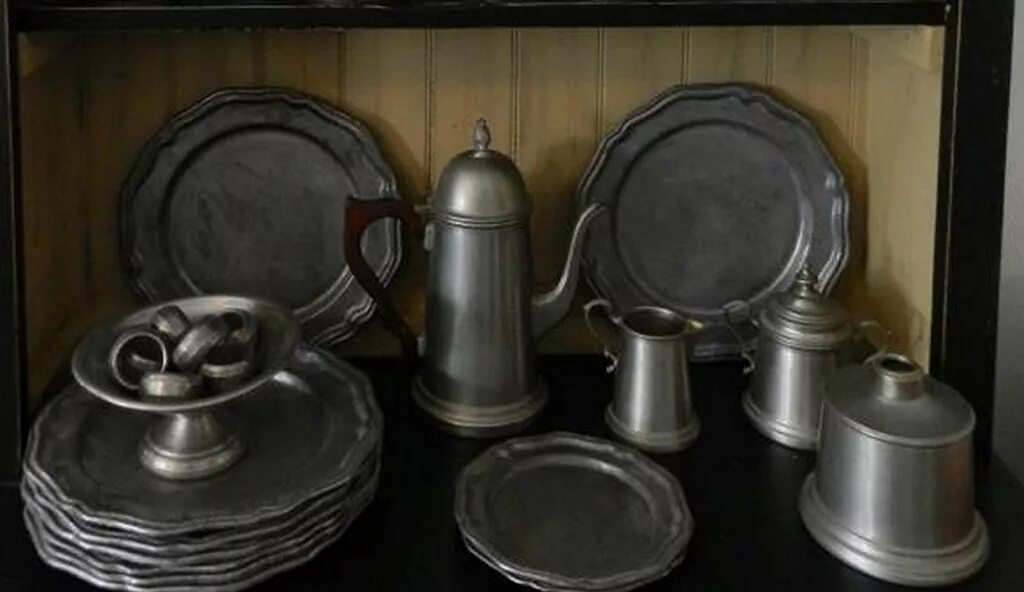 Старый металл купить. Посуда 1907 Кайзер олово. Старинная металлическая посуда. Металлическая посуда в древности. Металлическая посуда из чугуна.