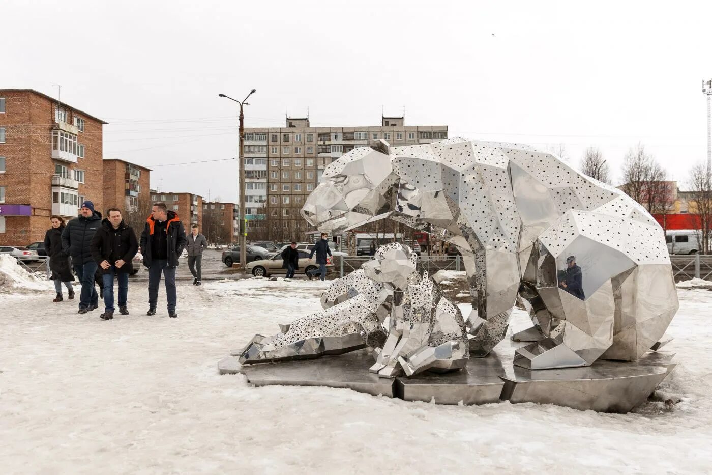 Погода мончегорск сейчас. Мончегорск сопки. Рыба Мончегорск набережная. Набережная Мончегорск 2022. Арт объект в Мурманске рыбы.