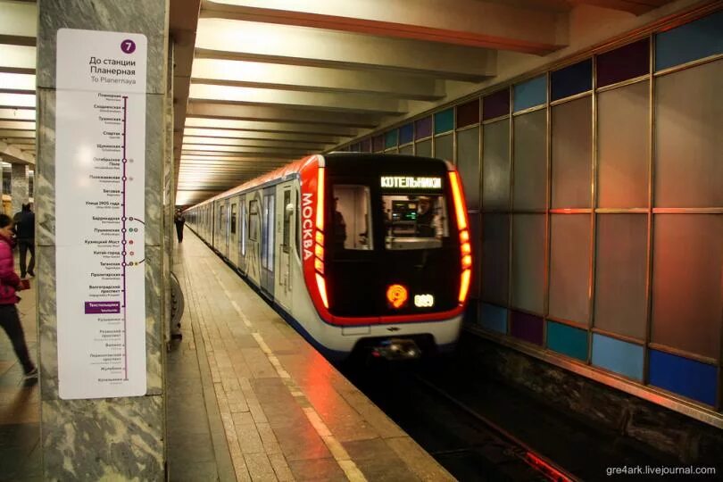 81-717 с пантографом. Метровагон 81-715. Поезд метро москва. Ретропоезд сокольники метро кропоткинская. Московский метрополитен вагоны метро.