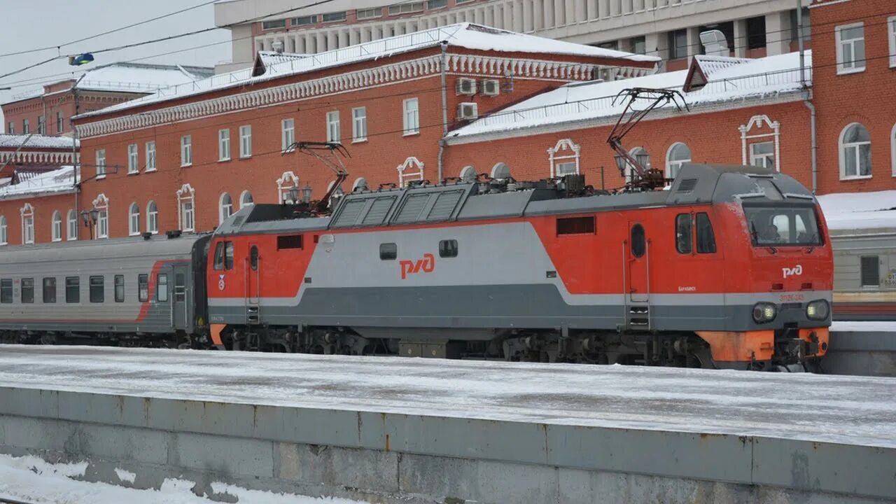 Поезд 117н. Эп2к-118. Эп2к 245. Новокузнецк станция эп2к. Электровозы эп2к на Ярославском вокзале в Москве.