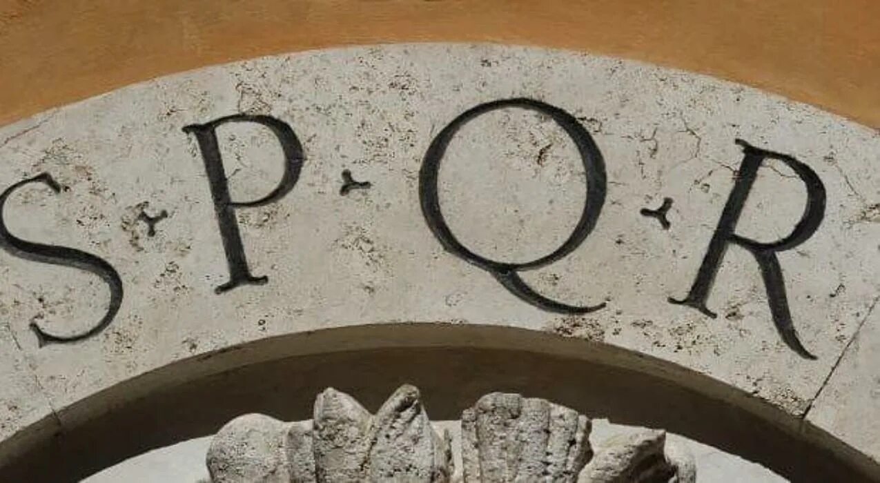 Римский легион spqr. Spqr люки в риме. Сенат и народ рима на латыни. Римский сенат spqr. Римский сенат spqr.