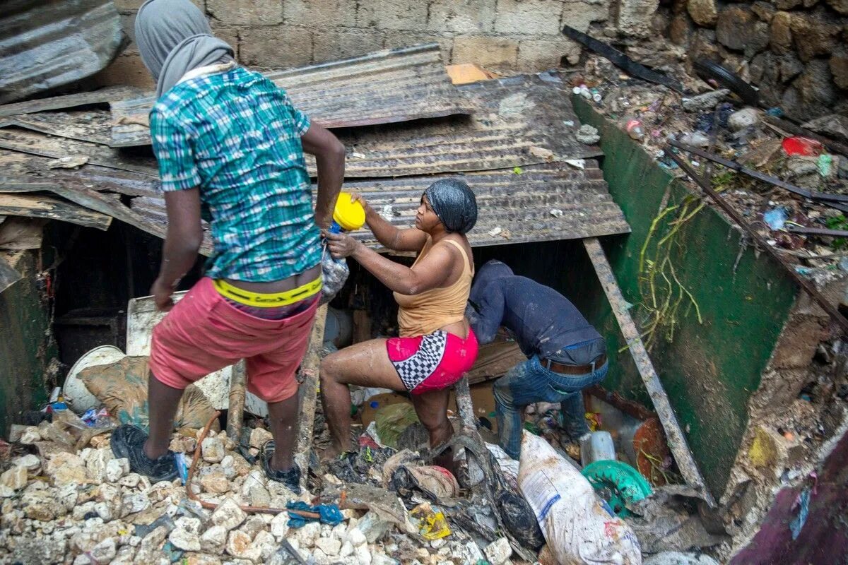 Гаити трущобы бедность. Республика Гаити нищета. Жители Гаити полный Хаус.