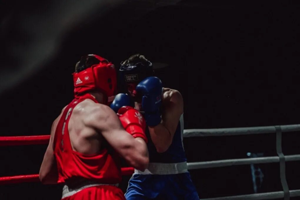 Бокс соревнования. В турнире по боксу. В турнире по боксу. Боксер бокс. Любительский бокс.