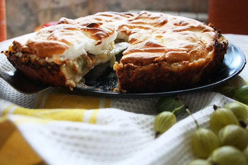Шарлотка с крыжовником. Пирог с крыжовником. Выпечка с крыжовником. Торт с крыжовником. Шарлотка с крыжовником.