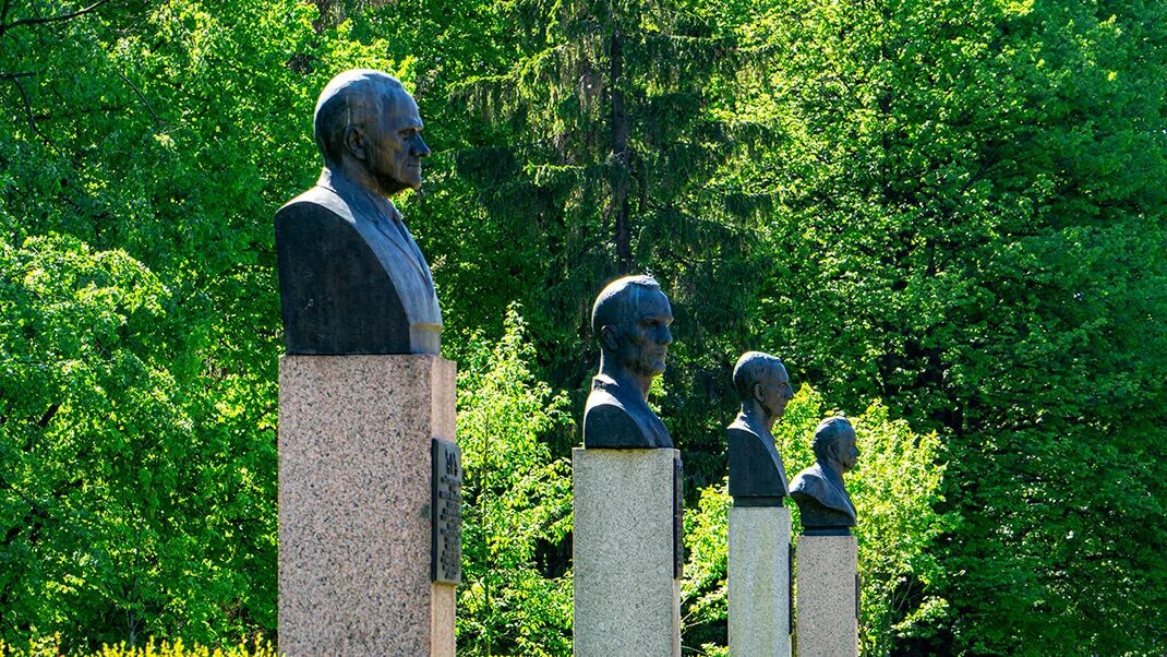 Московский парк победы санкт петербург аллея героев. Санкт-Петербург аллея героев Московский парк Победы. Аллея героев в парке Победы. Аллея героев в парке Победы в Петербурге. Аллея героев в Московском парке Победы.