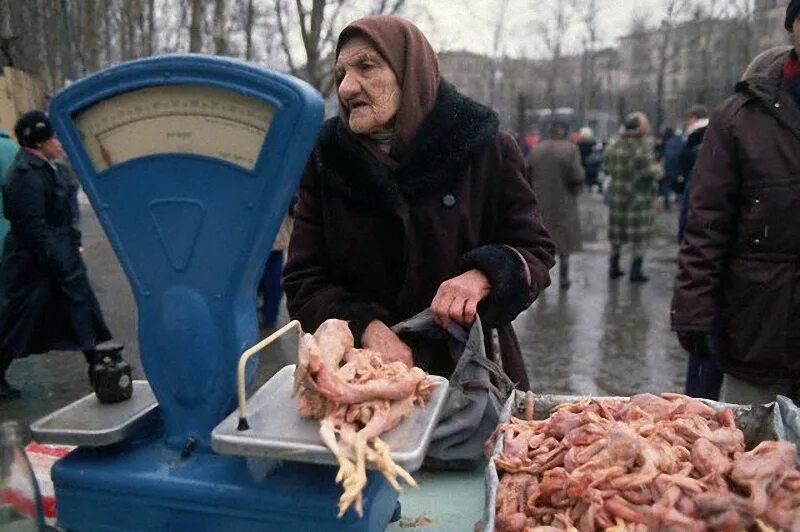 Советская курица на прилавке. 90 голод