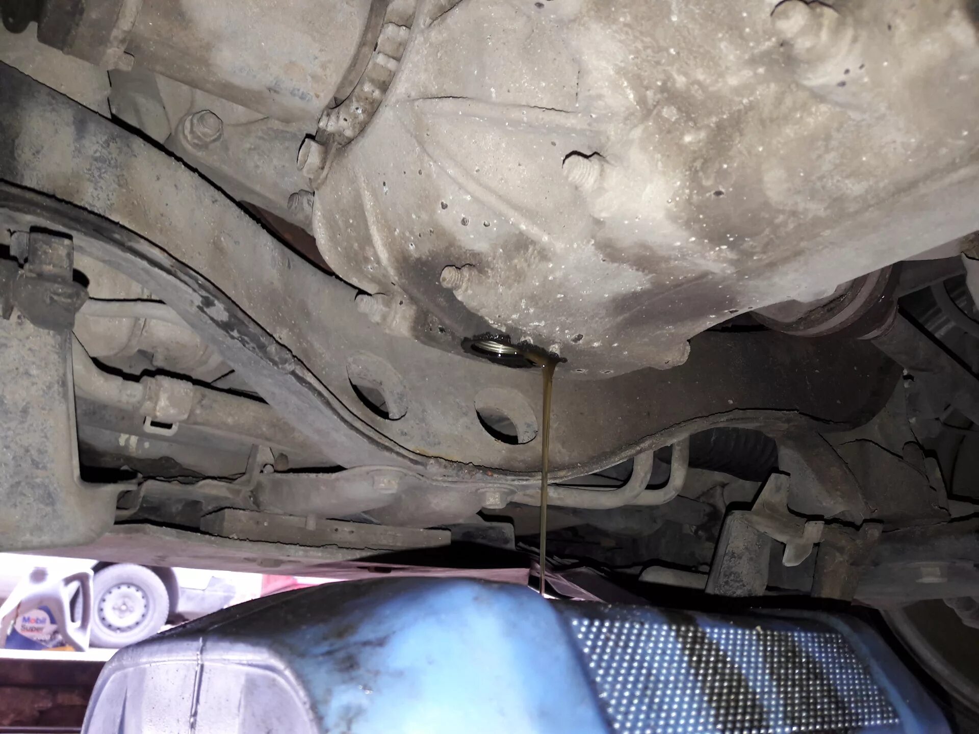 Forester замена масла. Заливная пробка акпп субару форестер 2011. Subaru forester v двс. Oil filter subaru forester sj. Замена масла forester 2008.