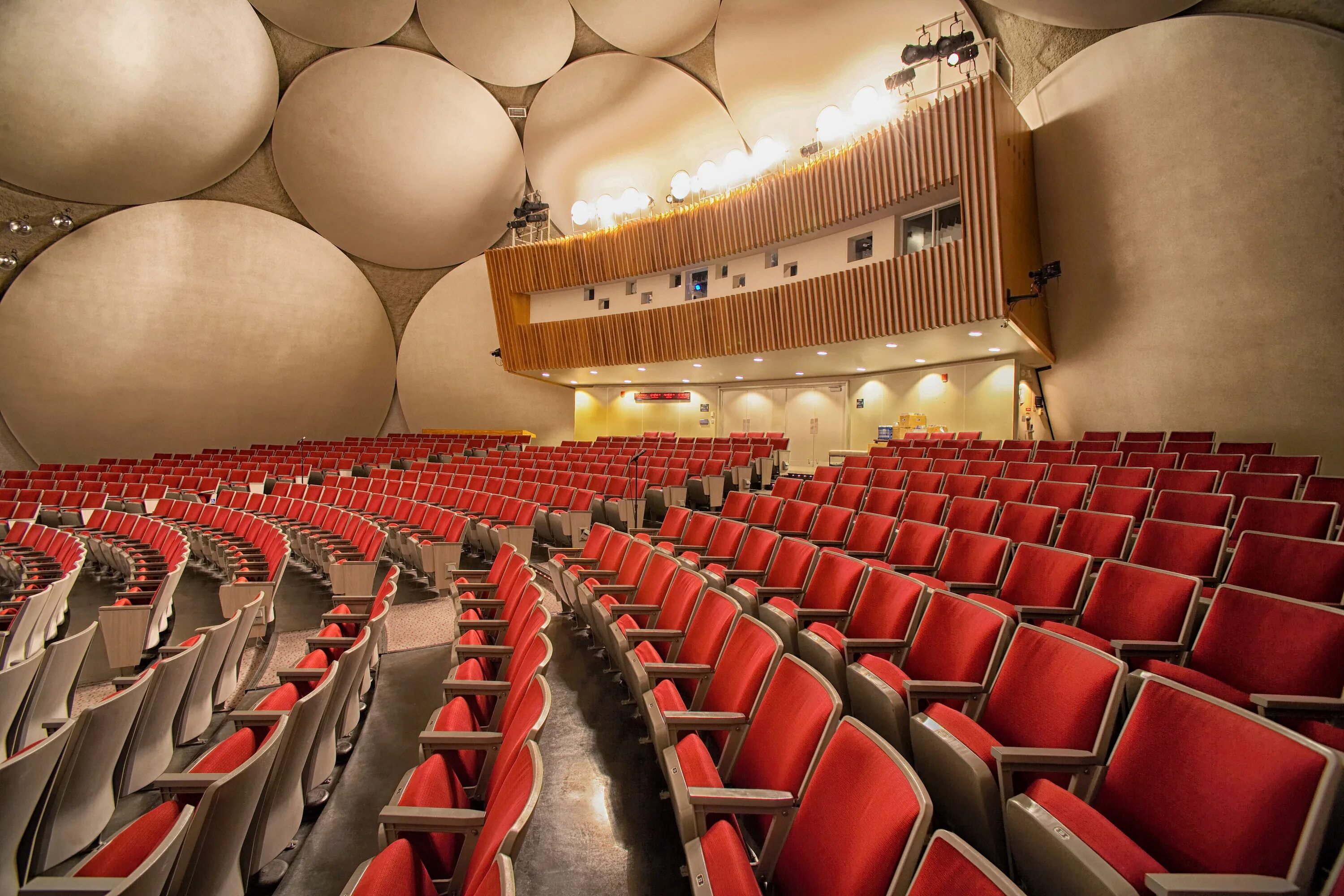 Theater seating. Зрительный зал. Современный зрительный зал. Зрительные залы. Современный театр зал.