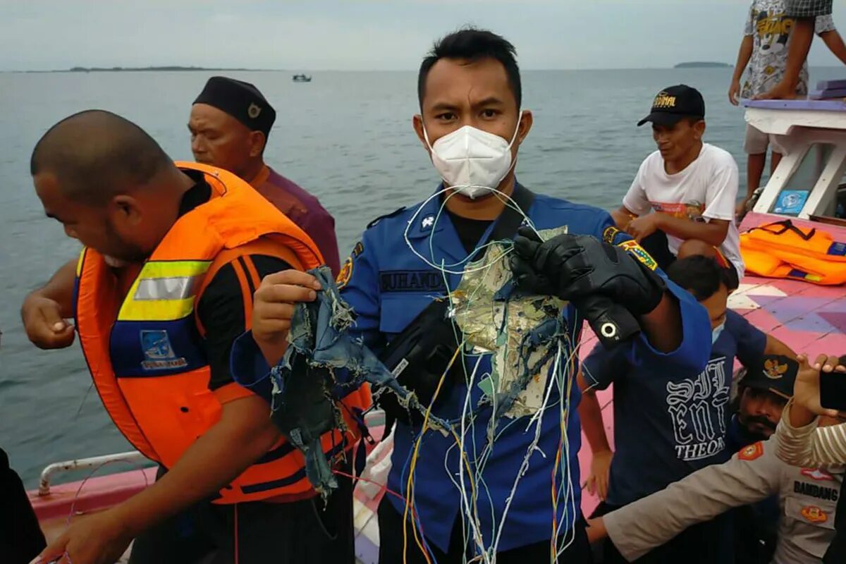 Какой самолет упал в море. Индонезия Боинг 737 крушение. Катастрофа Boeing 737 в Индонезии. Катастрофа в Яванском море.