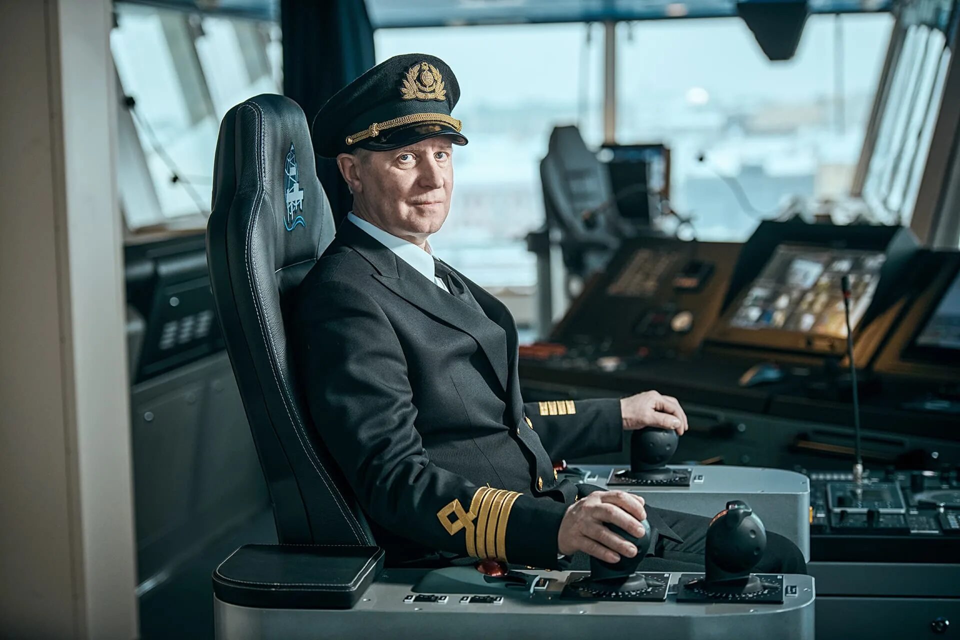 Ship captain. Капитанский мостик ледокола. Капитанская рубка ледокола. Капитан на капитанском мостике.