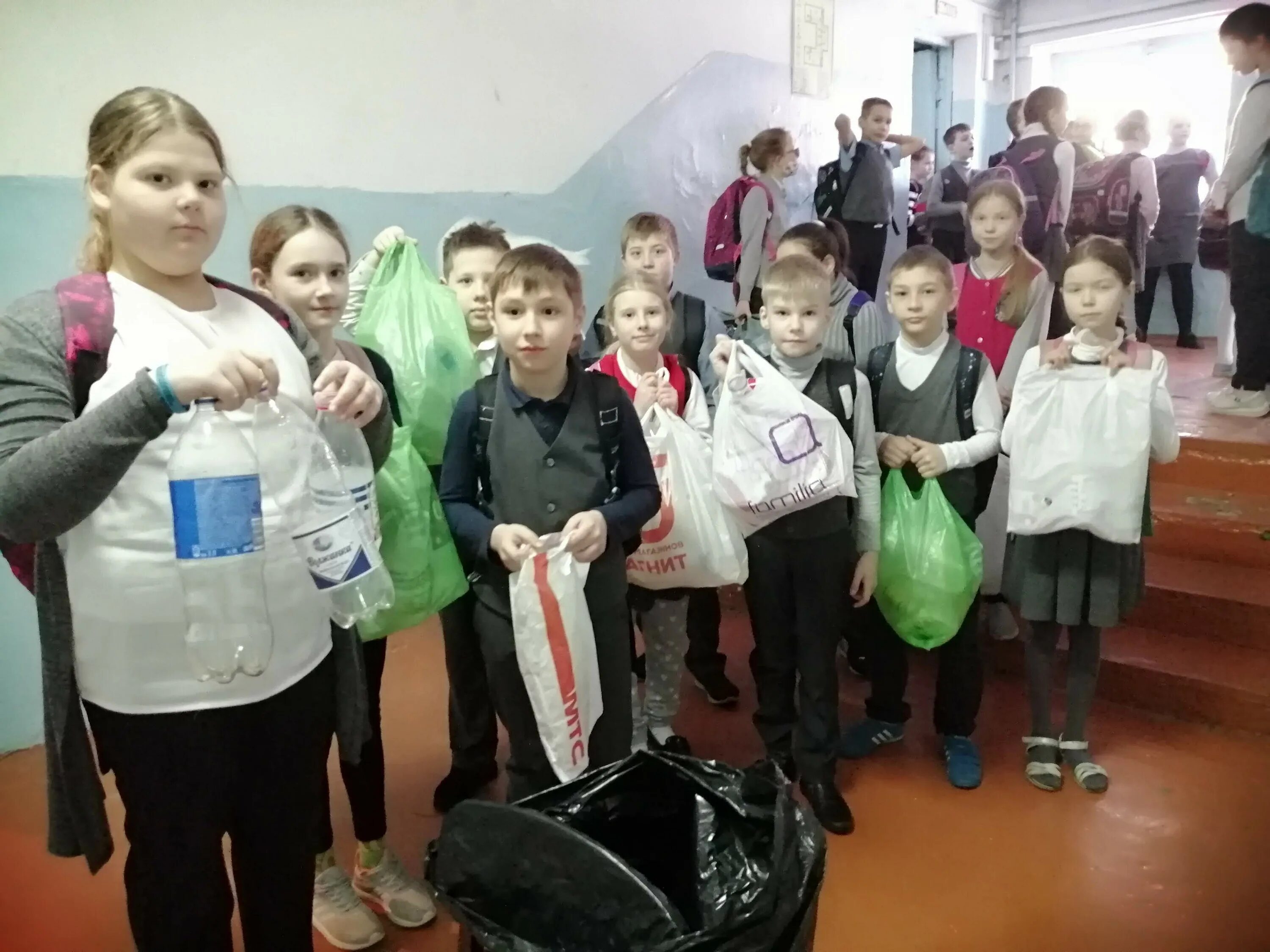 школьники на каникулах. русские школы. школьные 2022. дорогорская школа 2022год. школьные мероприятия.