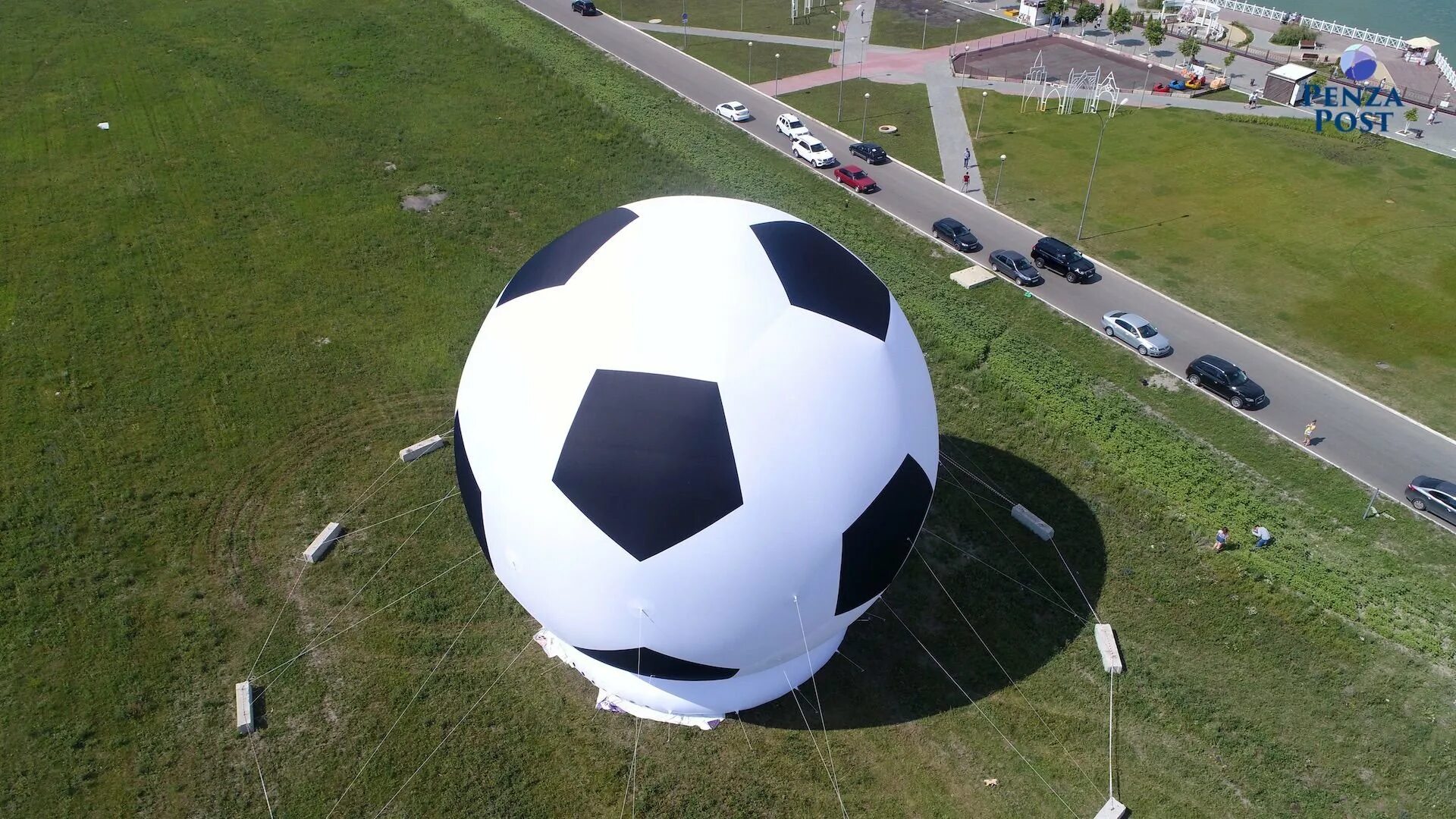 Мяч земля большой. Огромный футбольный мяч. Большой футбольный мяч надувной. Гигантский футбол. Самый огромный мяч.