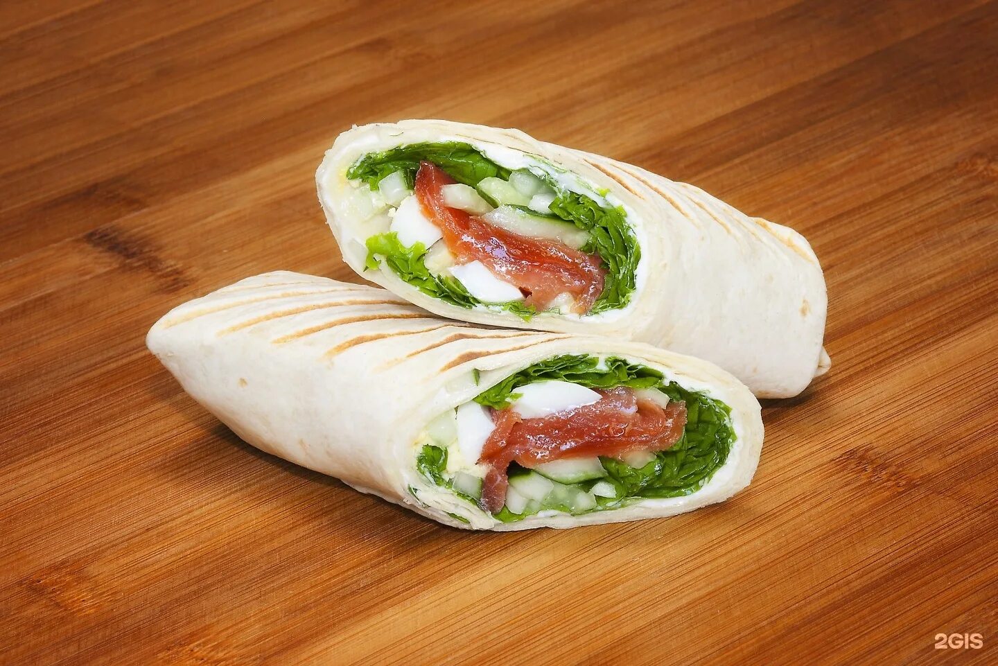 Сэндвич ролл цезарь. Шаверма с рыбой. Шаверма с рыбой. Завертон с красной рыбой. Шаурма на мангале.