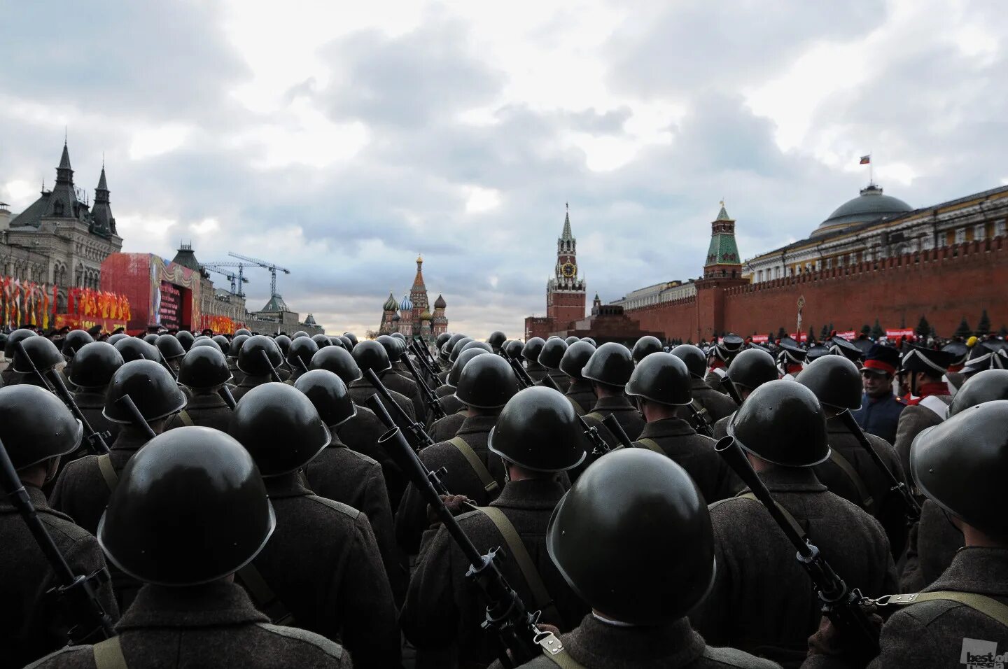 Месяц парад. Парад 1941 года на красной площади. Парад на красной площади в Москве 7 ноября 1941 года Юон. Военный парад 41 года.